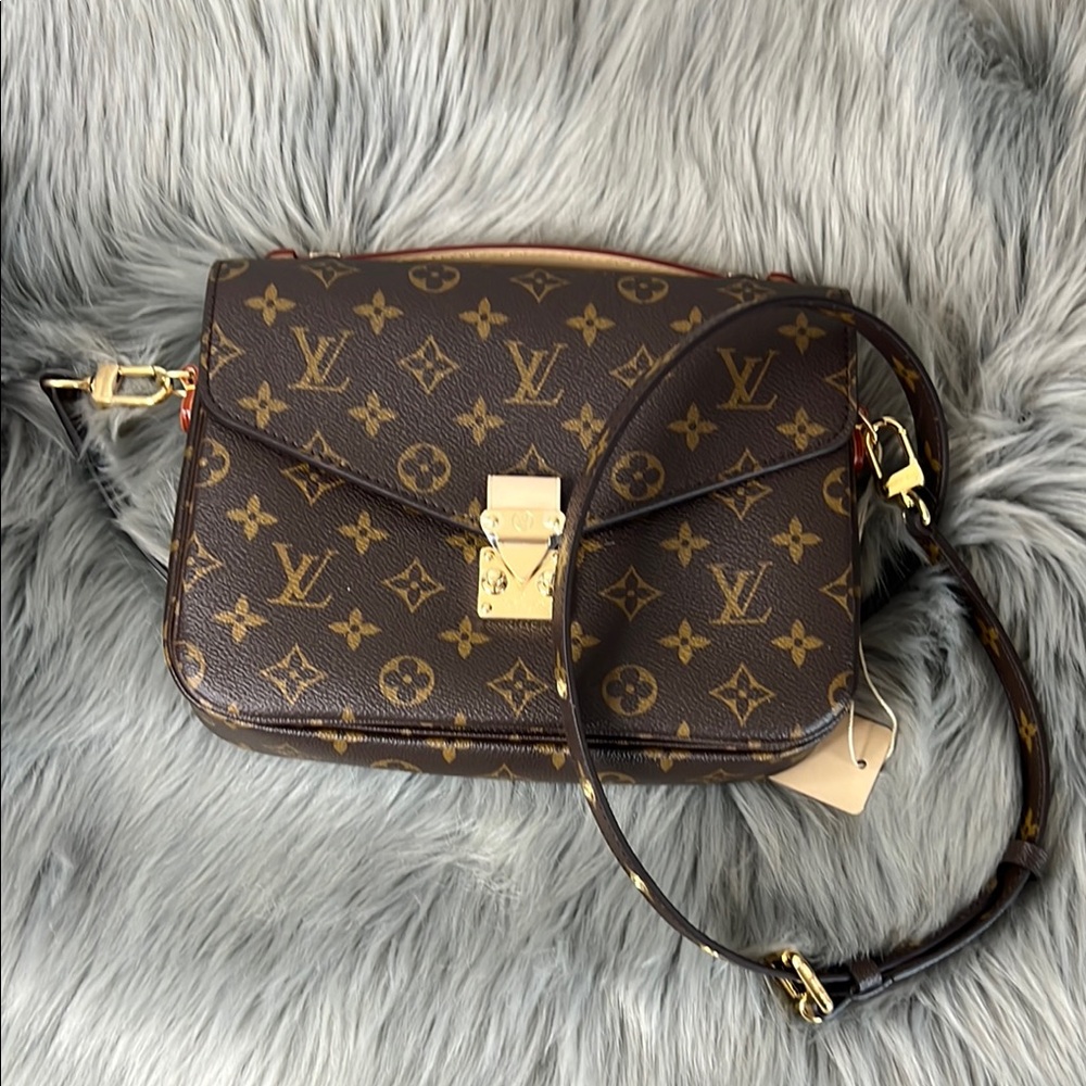 NWT Louis Vuitton Pochette Métis in Monogram Canvas M44875